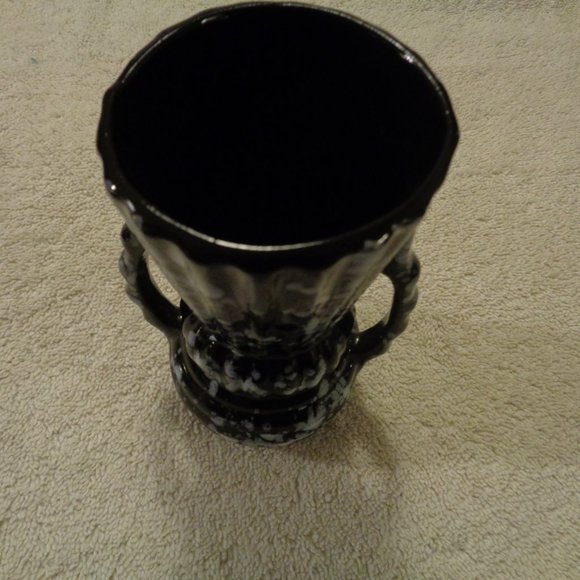 VINTAGE BLACK & WHITE MOTTLED POTTERY VASE - Picture 7 of 7